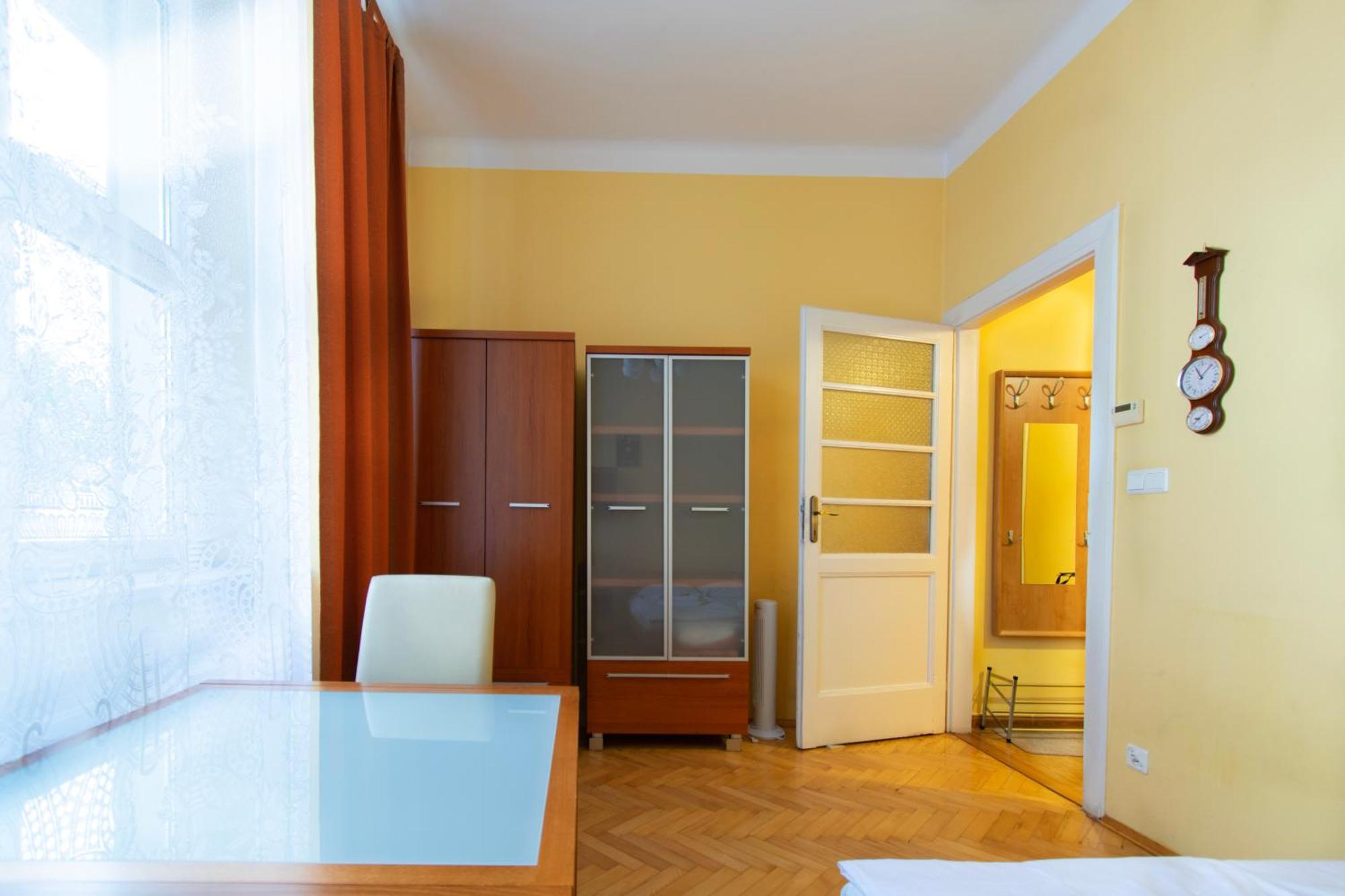 Calm Pedzichow Street Apartment *